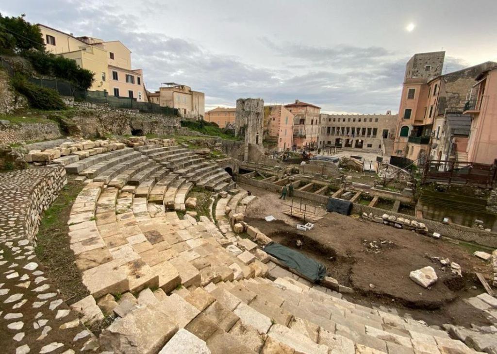 Luxury Suite - Teatro Romano - Duomo - Centro Storico Wi-Fi 테라치나 외부 사진